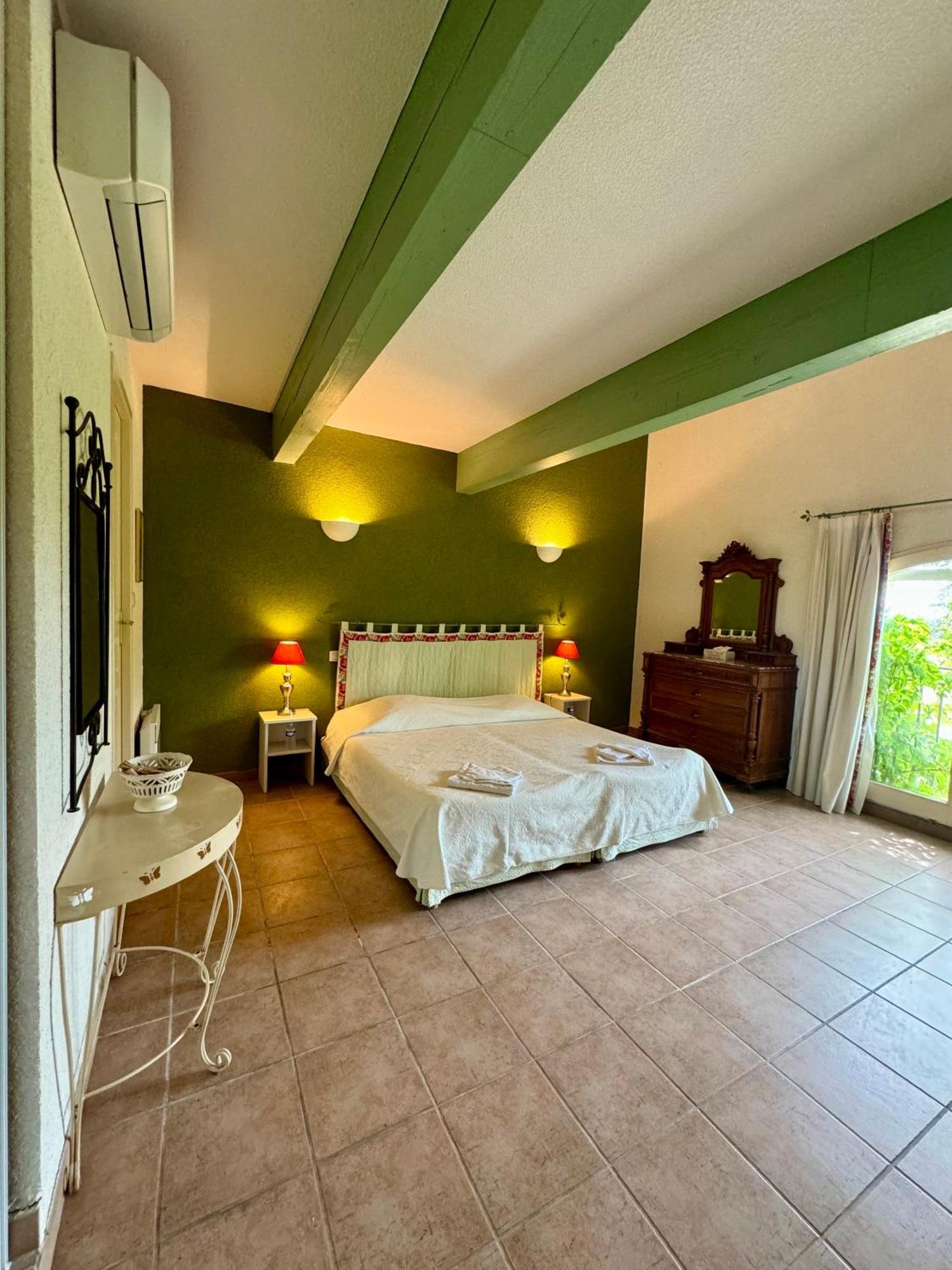 Mas Du Grand Peloux Hotel ปอร์ต-แซ็งต์-ลุยส์-ดู-โรห์น ภายนอก รูปภาพ